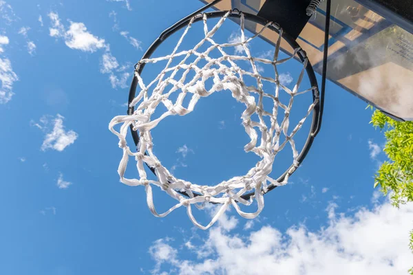 Баскетбольний кільце зовні влітку на проїжджій частині — стокове фото