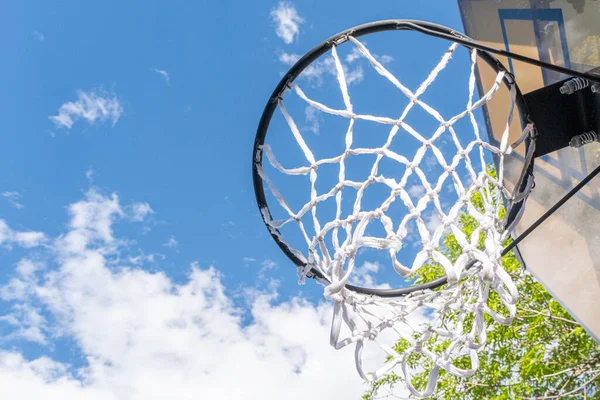 Basketbol potası yazın evin önünde.