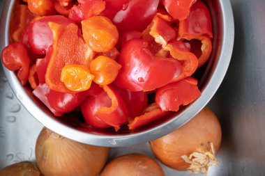 Mutfak lavabosunda çan biberi ve soğan