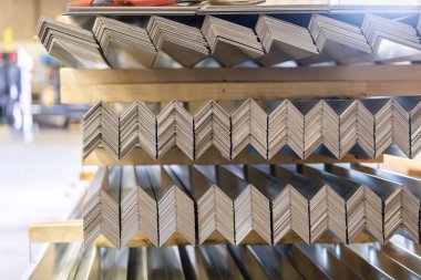 Metal fabrikasında metal yanıp sönüyor.