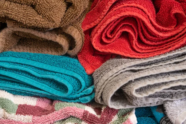 Toalhas limpas dispostas em casa lavanderia — Fotografia de Stock
