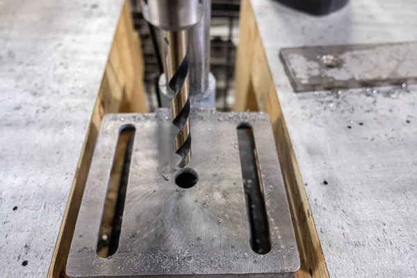 Grote industriële boormachine op fabriekswerkvloer — Stockfoto