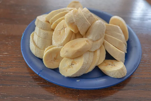 Rebanadas de plátano orgánico crudo listo para ser frito — Foto de Stock