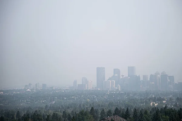 Innenstadt von Calgary Alberta City Skyline unter Rauch von Waldbränden — Stockfoto
