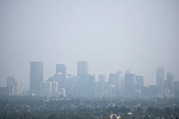 Centrala Calgary Alberta City Skyline under rök från Forest Fires — Stockfoto