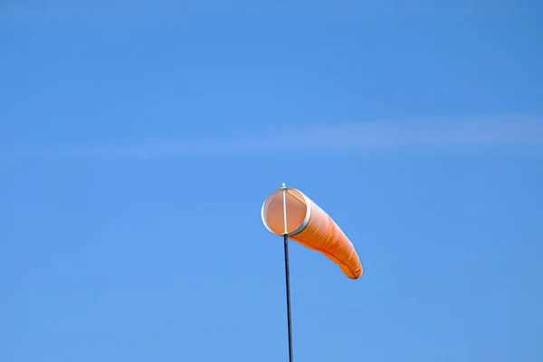 Orangefarbene Windsocke fliegt im Wind, um die Windrichtung anzuzeigen — Stockfoto