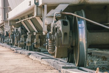 Yük treni, sanayi bölgesindeki bir fabrikanın yan tarafında.