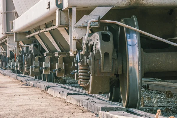 Roues de train de marchandises sur une voie d'évitement à côté d'une usine dans une zone industrielle — Photo