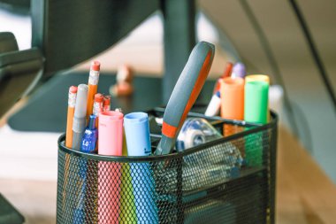 Ofis kalem tutucu iş için çeşitli kırtasiye malzemeleriyle dolu