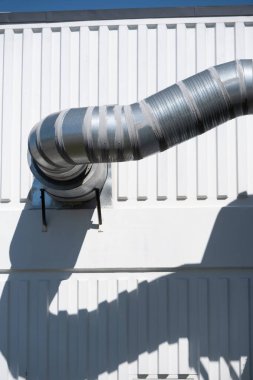 Fabrikanın dışındaki fabrika havalandırma boruları.