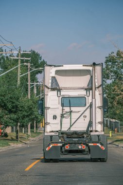 Calgary sanayi bölgesinde yarı karavan kulübesi.