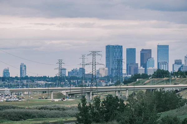 Verkehr auf dem Deerfoot Trail mit Innenstadt von Calgary an einem bewölkten Tag. — Stockfoto