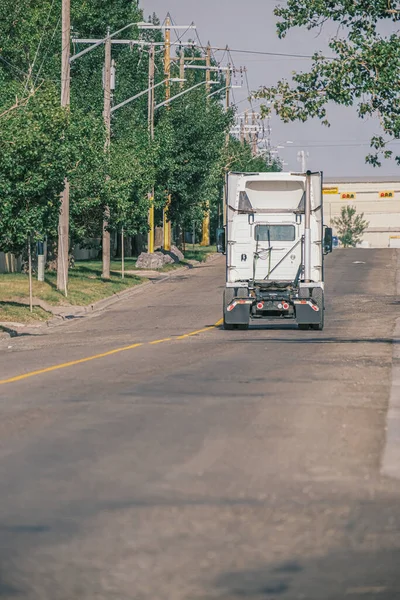 Kabina naczepy na ulicy w obszarze przemysłowym Calgary — Zdjęcie stockowe