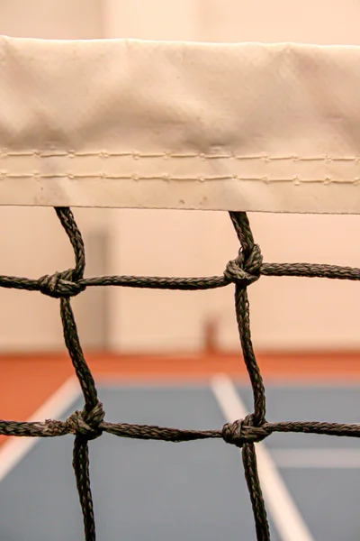 Тенісна мережа в приміщенні тенісного корту — стокове фото