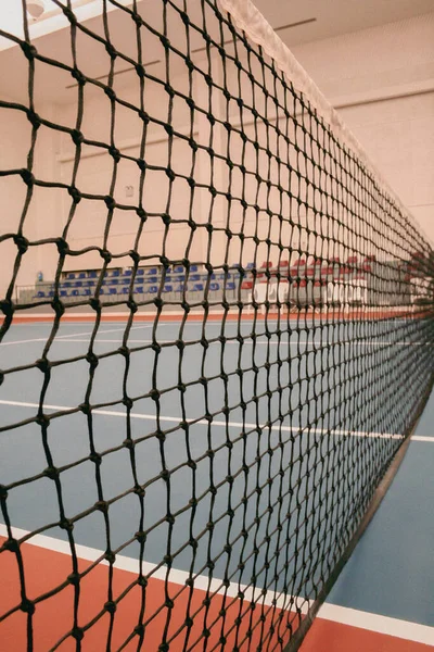 Tennisnät vid inomhus tennisbana byggnad — Stockfoto