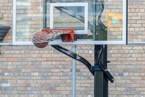 Košík míč obruče na veřejném basketbalovém hřišti — Stock fotografie