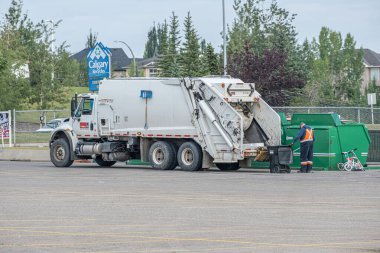 21 Ağustos 2021 - Calgary, Alberta Kanada - Çöp tenekelerinden çöp toplama kamyonu
