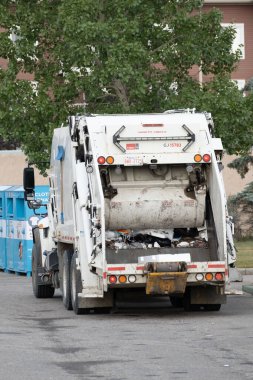 21 Ağustos 2021 - Calgary, Alberta Kanada - Çöp tenekelerinden çöp toplama kamyonu