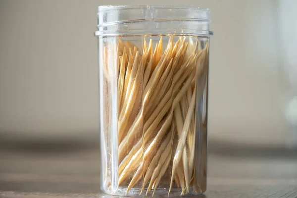 Palitos de dentes em uma mesa de jantar - Macro close-up — Fotografia de Stock