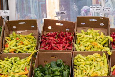 Taze organik Bell Peppers çiftçi pazarında sergileniyor.