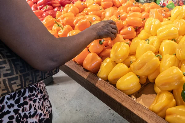 Африканська жінка з Нігерії купує Bell Peppers на фермерському ринку. — стокове фото