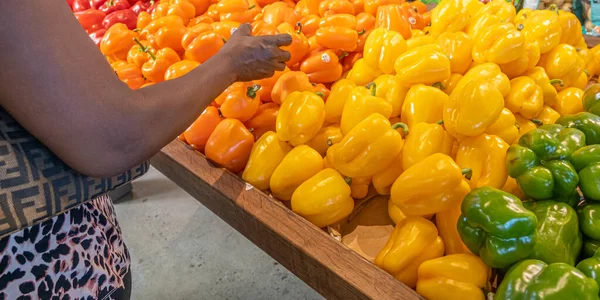 Африканська жінка з Нігерії купує Bell Peppers на фермерському ринку. — стокове фото