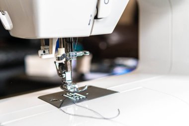 Evde elbise tamir etmek için kullanılan elektrikli dikiş makinesi.