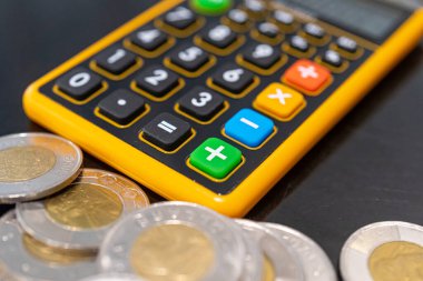 Bozuk paralarla cep hesap makinesi - Finansal iş tasarrufu zenginlik kavramı