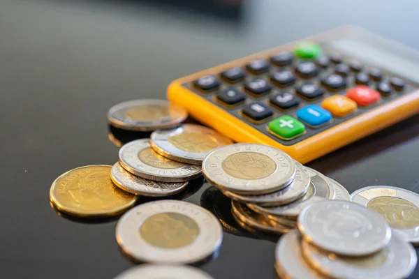 Zsebkalkulátor érmékkel - Pénzügyi üzleti megtakarítások vagyon koncepció — Stock Fotó
