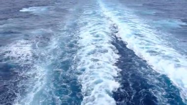 Deniz gezisindeki bir geminin uyanışı