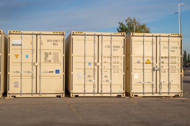 2 Ekim 2025, Calgary Alberta Kanada. Fabrikada 15 metrelik beyaz konteynır.