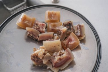 Çiğ Nijeryalı inek derisi Ponmo yemek için