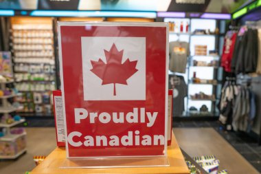 Havaalanı dükkanında gururla Kanada tabelası