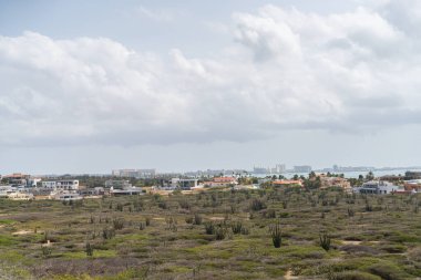 Oranjestad Aruba gemi limanının ufuk çizgisi