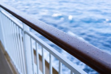 Okyanustaki korkuluklar yolcu gemisine gidiyor.