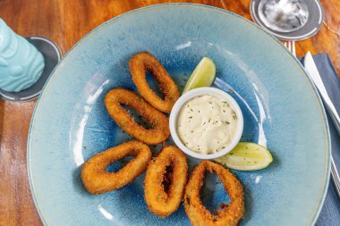 Kızarmış Kalamar halkaları ve Tatar.