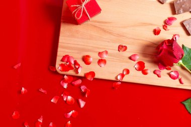 Güller ve çikolata Sevgililer Günü hediyesi, Sevgililer Günü için geçmiş