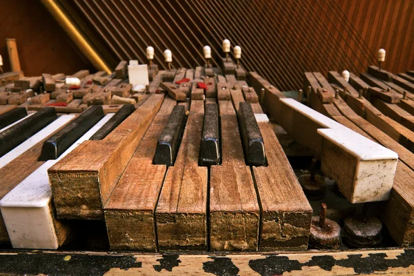 Old broken piano — Stock Photo, Image