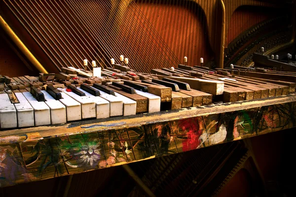 Vieux piano cassé — Photo