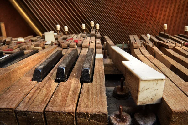 Vieux piano cassé — Photo