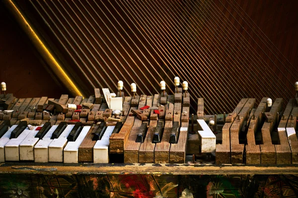 Oude gebroken piano — Stockfoto