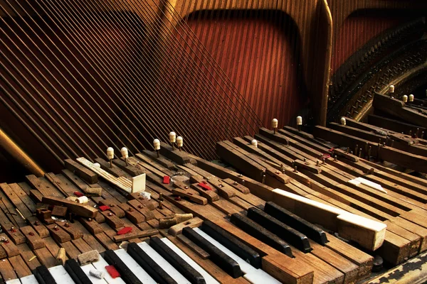 Gamla trasiga piano — Stockfoto
