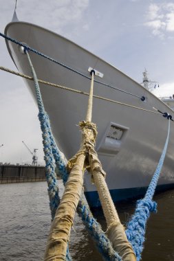 okyanus gemisi demirleyen
