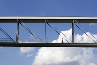 geçit gökyüzünde