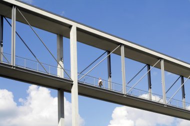 geçit gökyüzünde