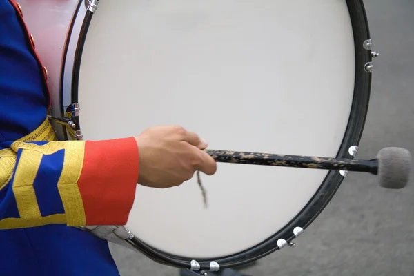Een drummer in een militaire band — Stockfoto
