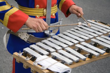 askeri bir grupta perküsyonist
