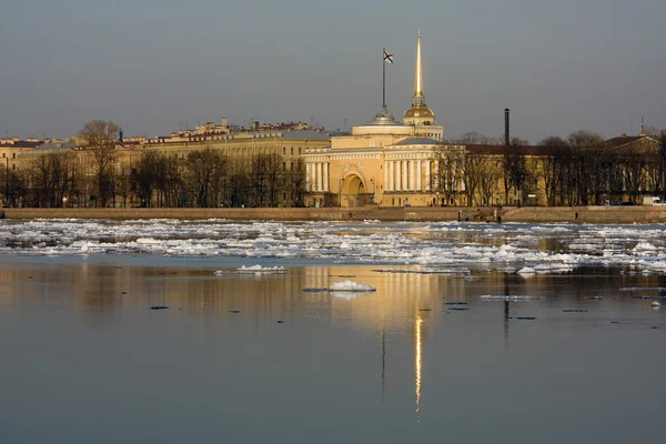 Адмиралтейство, отраженное в Неве — стоковое фото