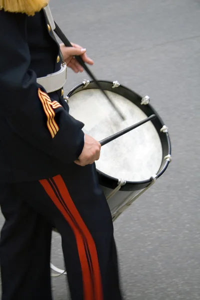 Un batterista in una banda militare — Foto Stock