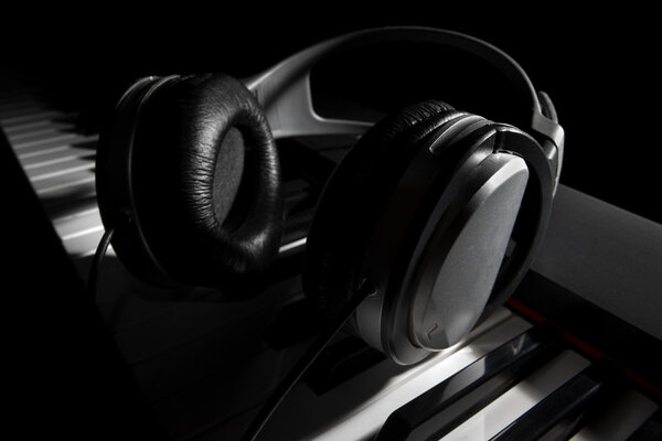 Клавиатура с наушниками